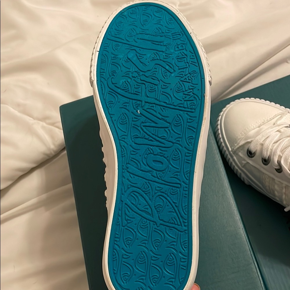 Blowfish White Canvas Sneakers Classic Design - Picture 4 of 6